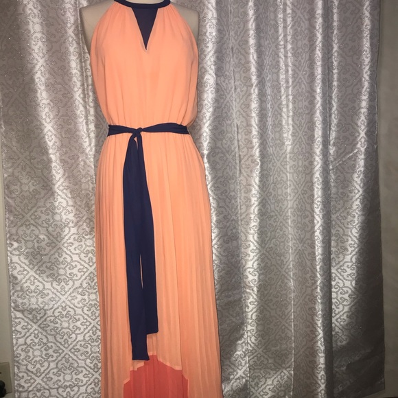 Romeo & Juliet Couture Dresses & Skirts - Romeo & Juliet Contour peach pleated dress